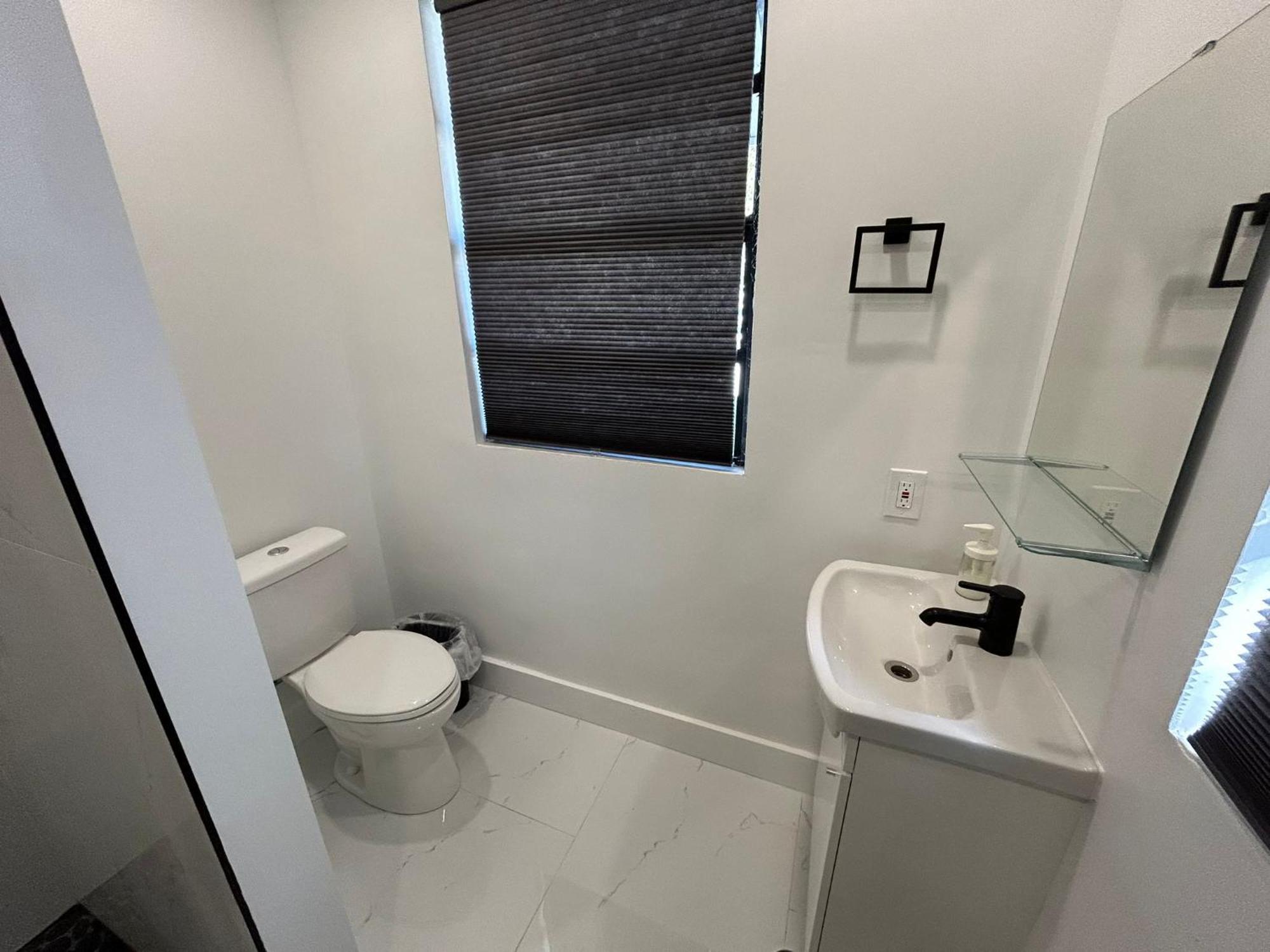 Cute Private Room, Near The Airport - Free Parking - 02